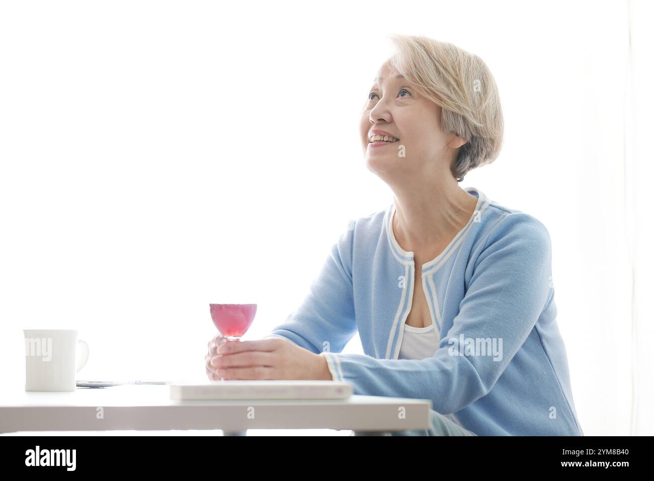 Una donna più anziana si prende una pausa Foto Stock