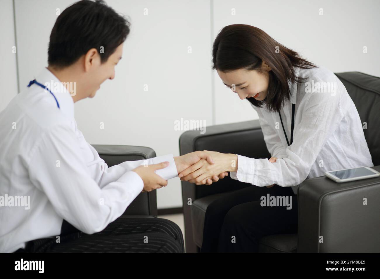 Il dipendente dell'azienda stringe la mano Foto Stock