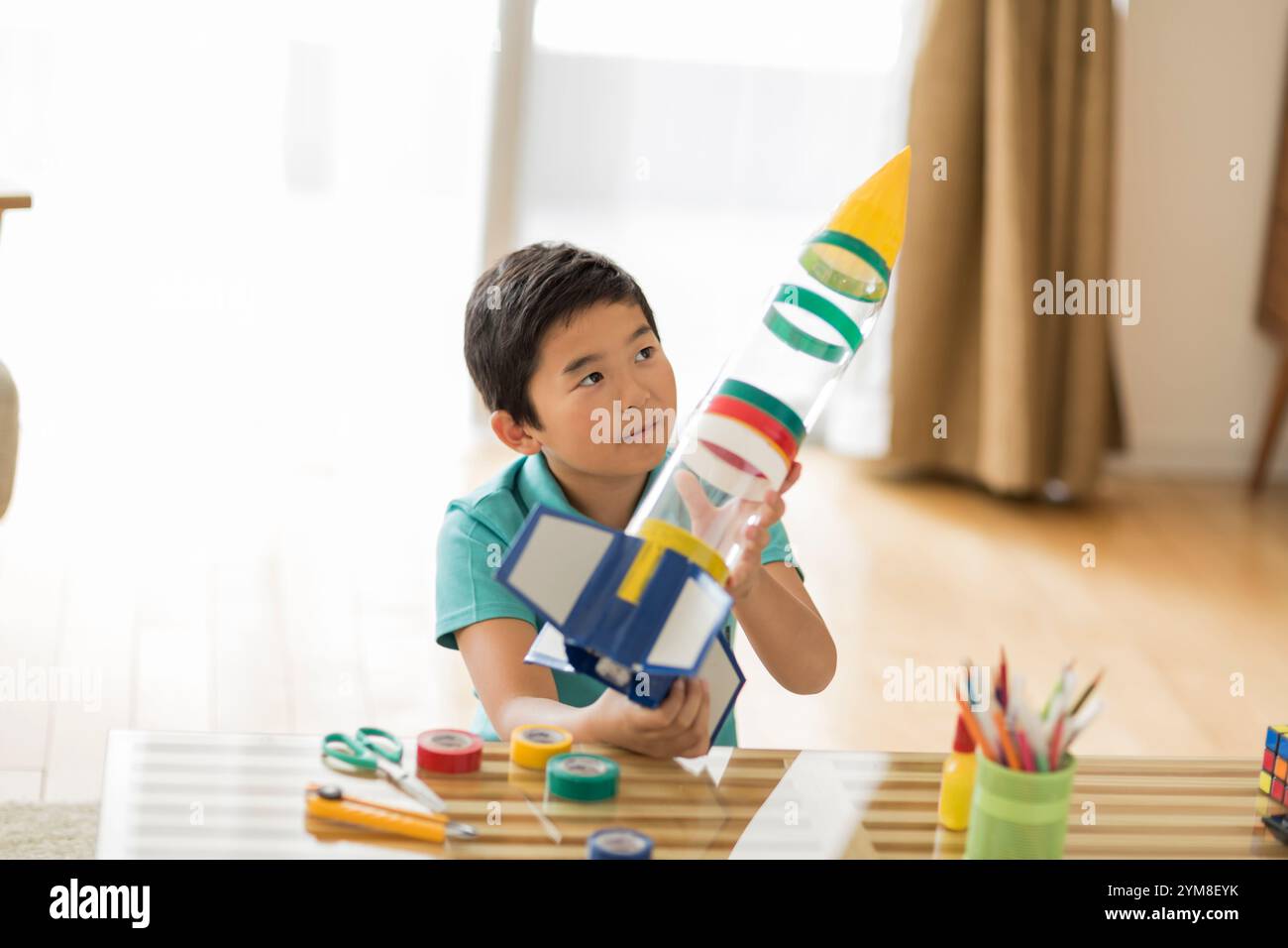 Ragazzo che fa un razzo da una bottiglia di plastica Foto Stock