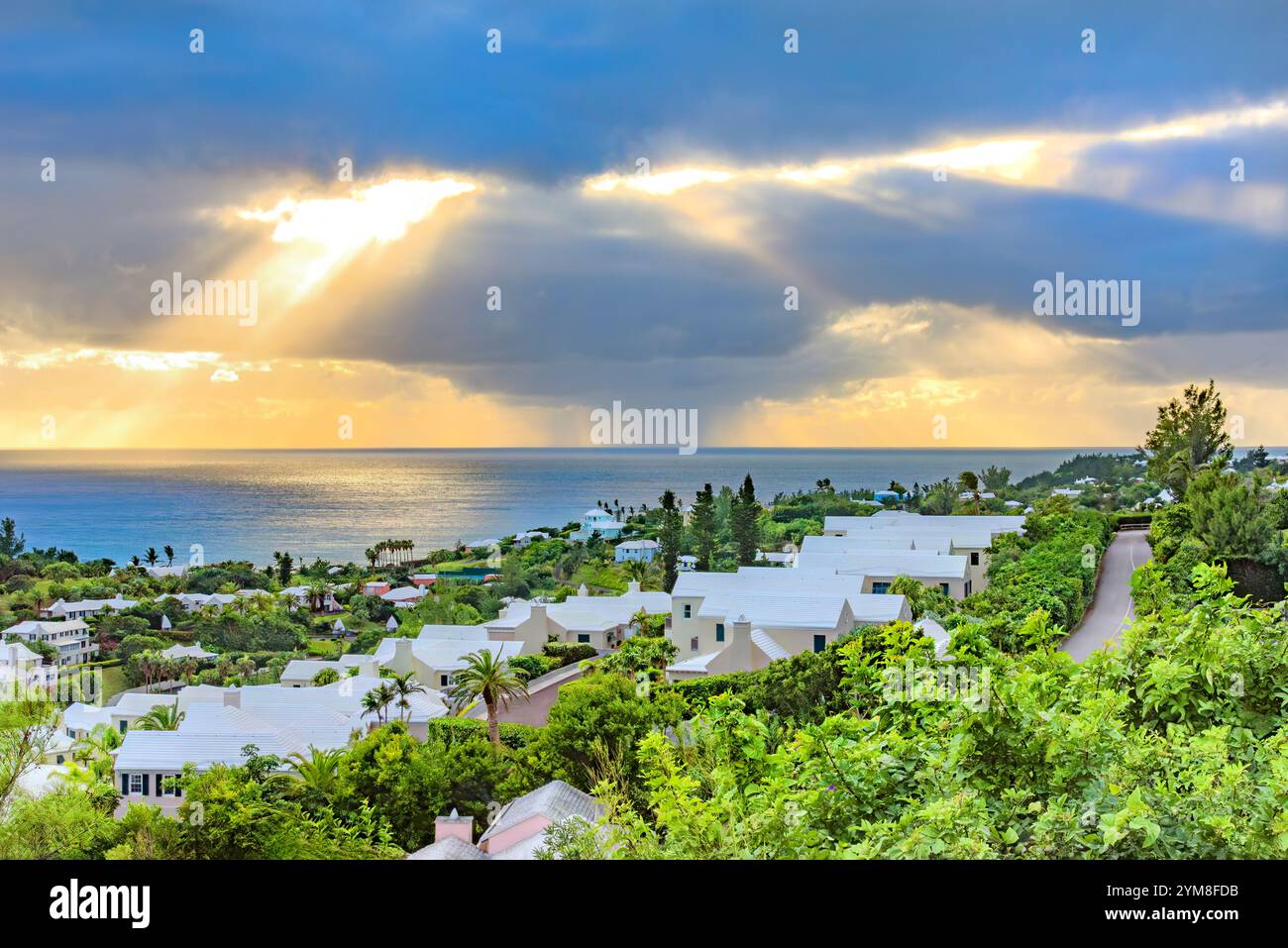 Fasci di sole dorati che illuminano il mare alle Bermuda della Parrocchia di Southampton Foto Stock