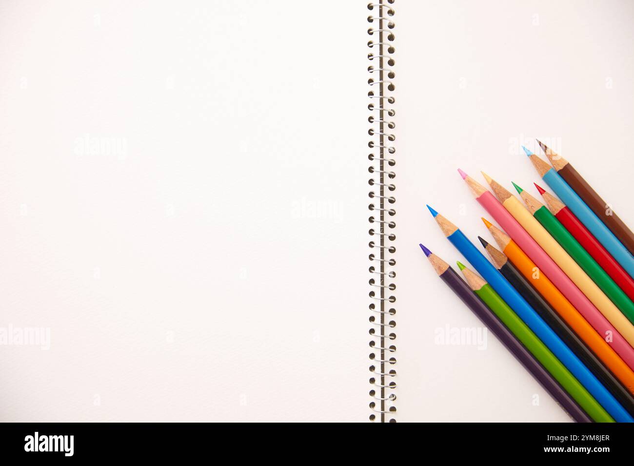 Matite colorate sul quaderno Foto Stock