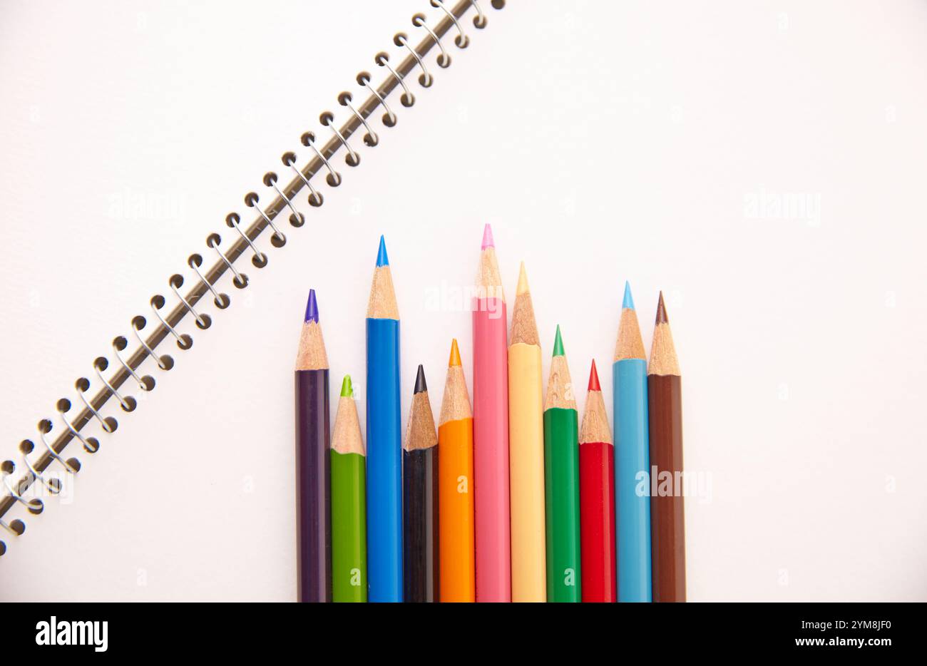 Matite colorate sul quaderno Foto Stock