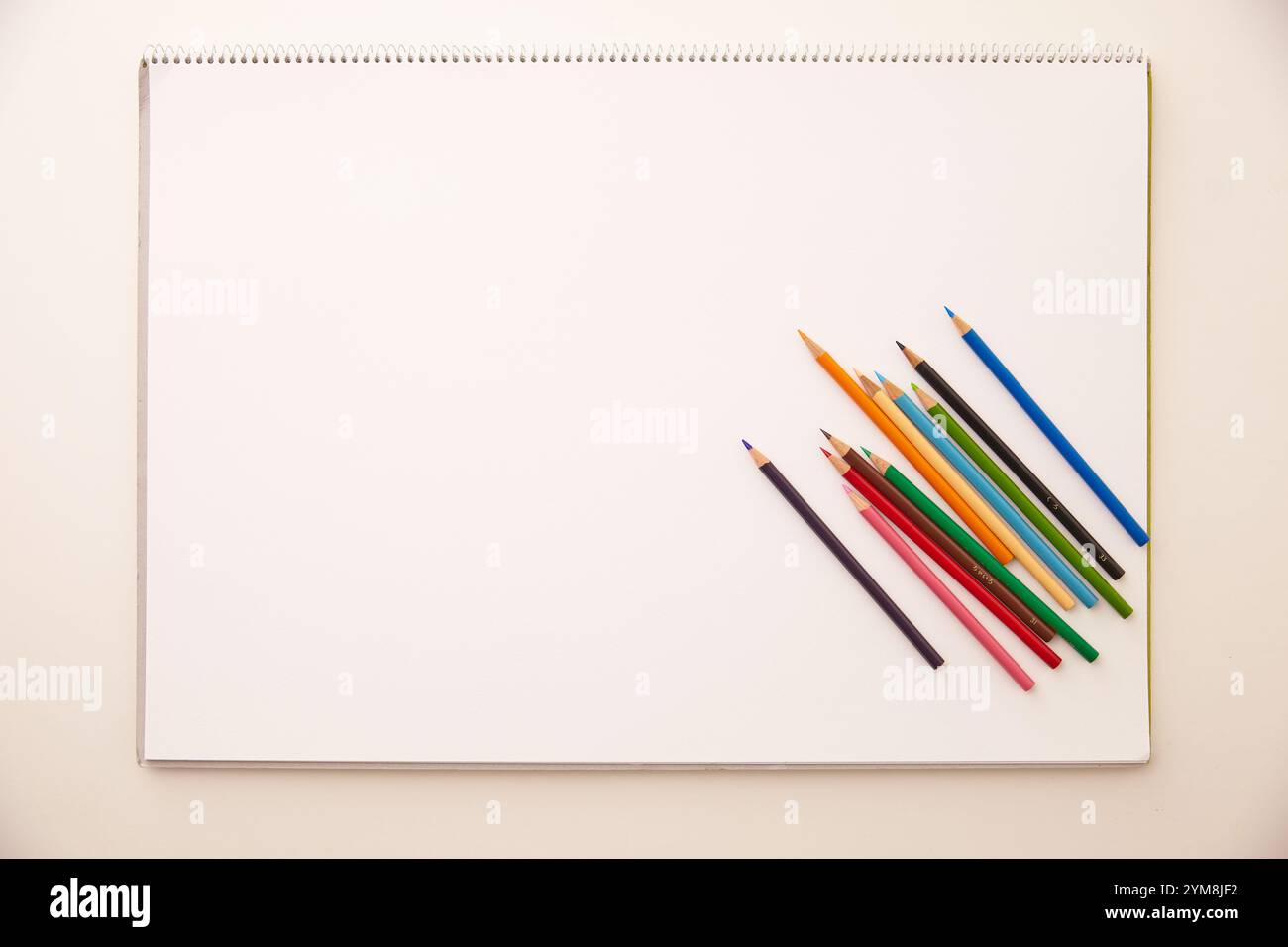 Matite colorate sul quaderno Foto Stock