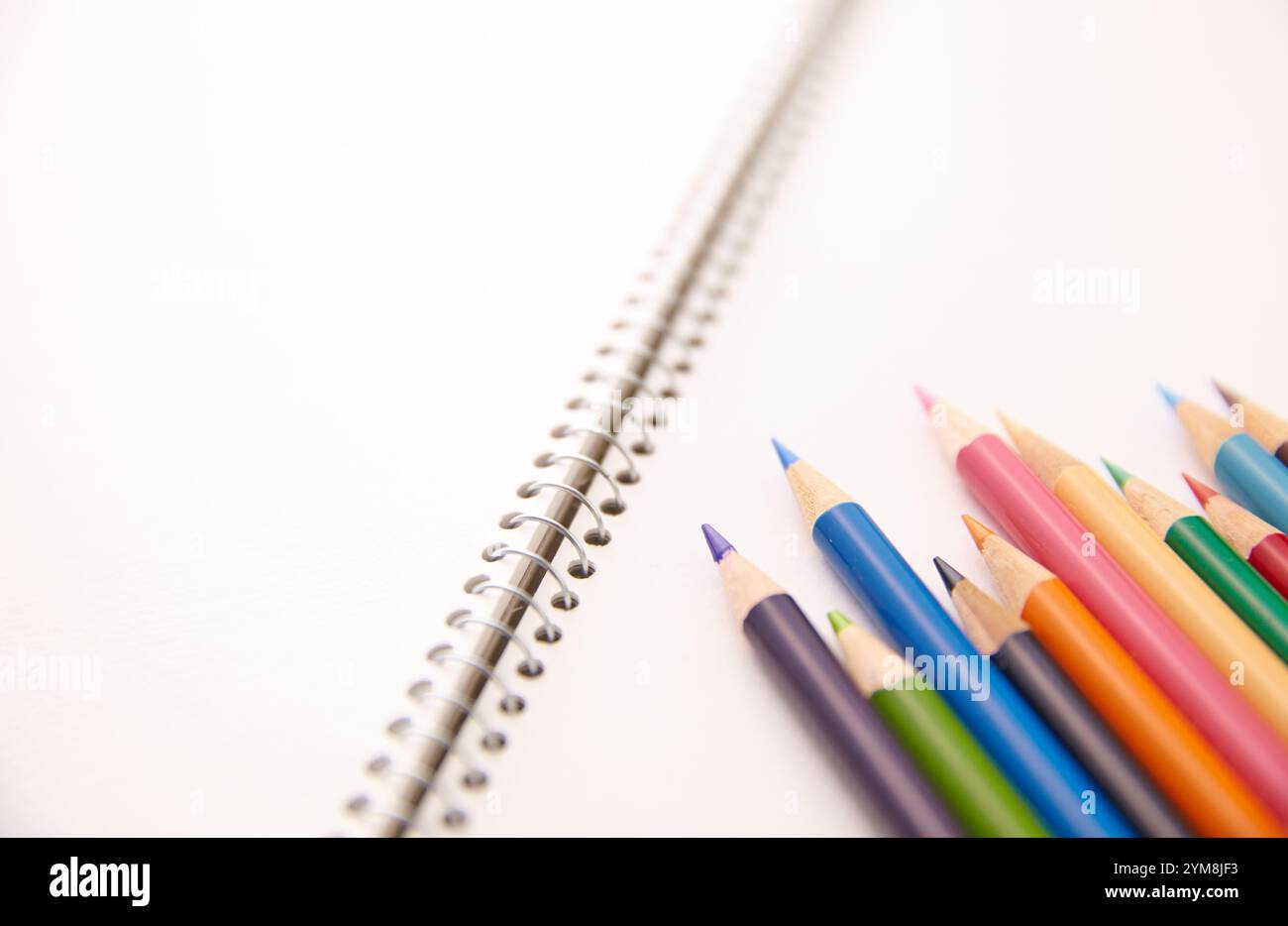 Matite colorate sul quaderno Foto Stock