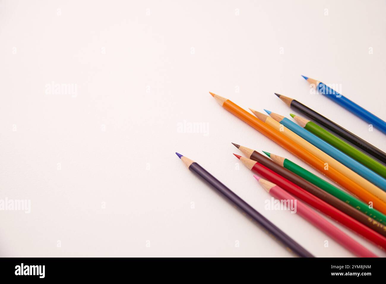 Matite colorate sul quaderno Foto Stock