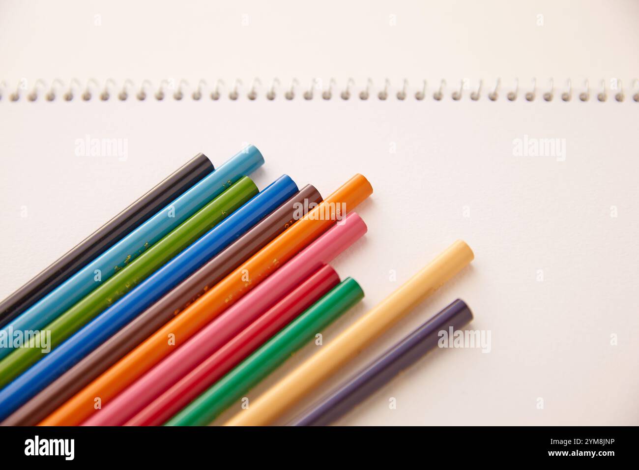 Matite colorate sul quaderno Foto Stock