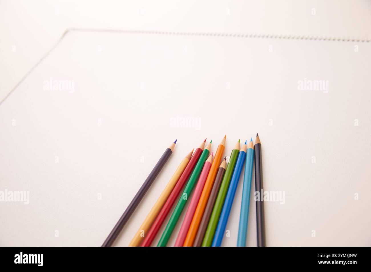 Matite colorate sul quaderno Foto Stock