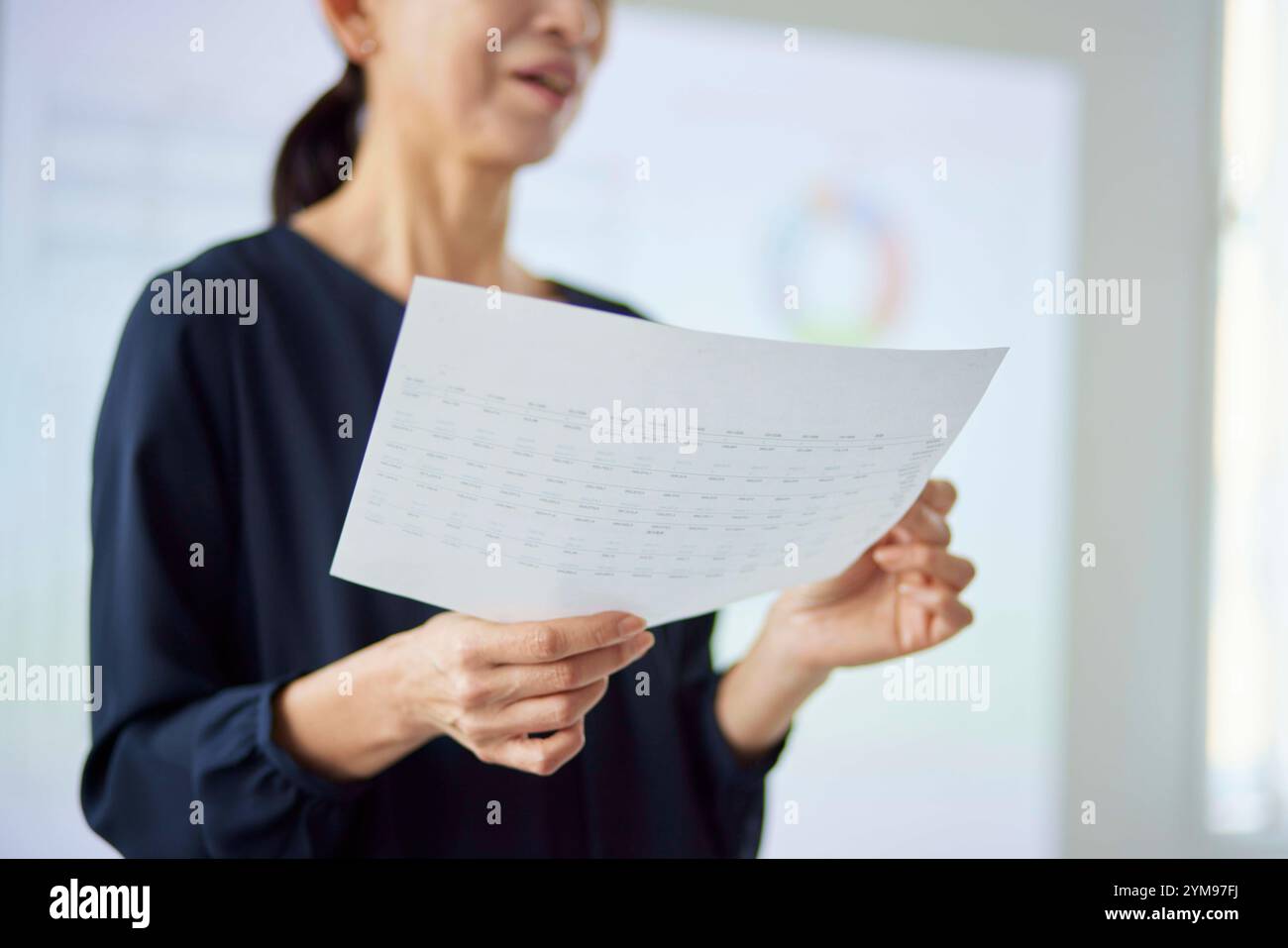 Donna giapponese anziana che fa una presentazione in ufficio Foto Stock