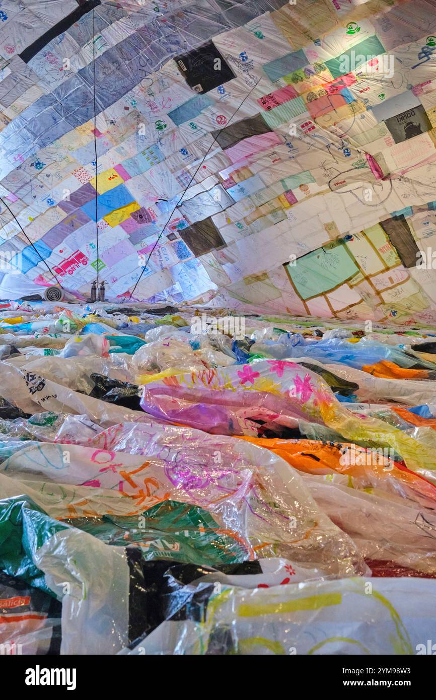 L'Aerocene Seoul al Leeum Museum of Art invita i visitatori a immergersi in un mondo galleggiante di arte, comunità e azione climatica Foto Stock