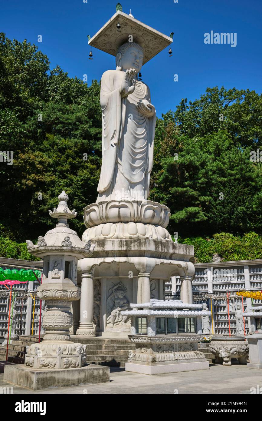 2024 settembre, Mireuk Daebul (statua del bodhisattva Maitreya) al Tempio Bongeunsa di Seul Foto Stock