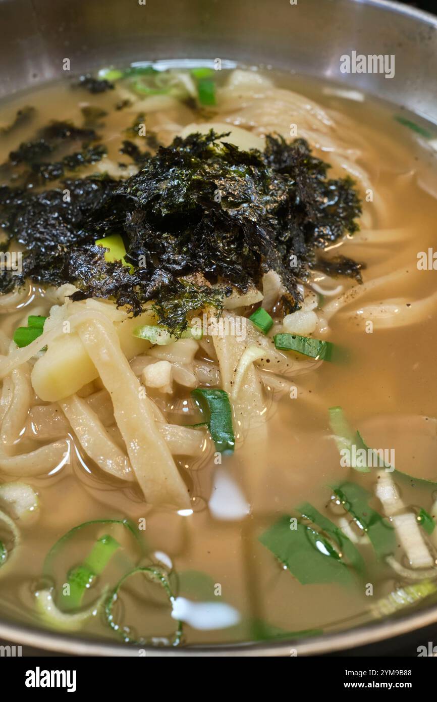 Una ciotola di kalguksu, spaghetti coreani tagliati a coltello in un brodo salato Foto Stock