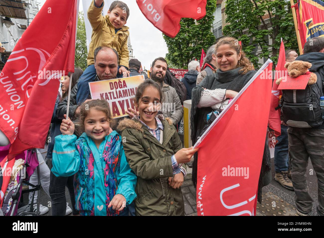 Londra, Regno Unito. 1 maggio 2017. Una famiglia che celebra la giornata internazionale dei lavoratori, tra cui molte comunità internazionali e migranti di Londra, si riunisce a Clerkenwell Green prima di marciare attraverso Londra per un raduno a Trafalgar Square. Essi celebrano i numerosi risultati della lotta dei lavoratori nel corso degli anni e dimostrano la loro determinazione a combattere i tentativi di ridurre i diritti dei lavoratori e a continuare la lotta per l'uguaglianza e la giustizia. Foto Stock