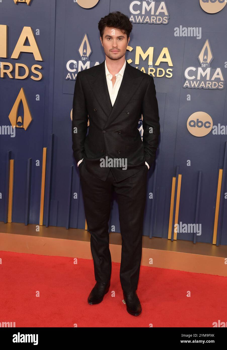 Nashville, Stati Uniti. 20 novembre 2024. Chase Stokes arriva al 58° Annual Country Music Association Awards tenutosi alla Bridgestone Arena il 20 novembre 2024 a Nashville, Tennessee. © OConnor-Arroyo/AFF-USA.com crediti: AFF/Alamy Live News Foto Stock