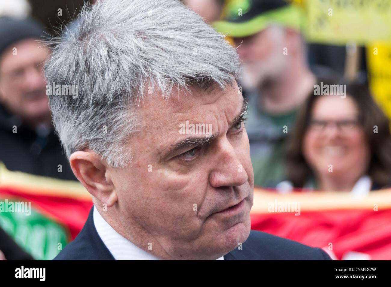 Londra, Regno Unito. 26 aprile 2017. Il segretario generale Mick Cash alla protesta nazionale della RMT fuori dal Parlamento per celebrare un anno dall'inizio della loro disputa con la Southern Rail sull'introduzione del solo conducente. La protesta è stata sostenuta dagli utenti disabili del DPAC che vedono la presenza di guardie a capo delle porte come essenziale per la sicurezza dei passeggeri disabili. La sicurezza dei passeggeri è chiaramente a rischio nei lunghi treni a 8, 10 o 12 carrozze su molte rotte meridionali, a meno che un membro del personale non si trovi effettivamente sulla piattaforma per sorvegliare i passeggeri che scendono e salgono a bordo dei treni. Foto Stock