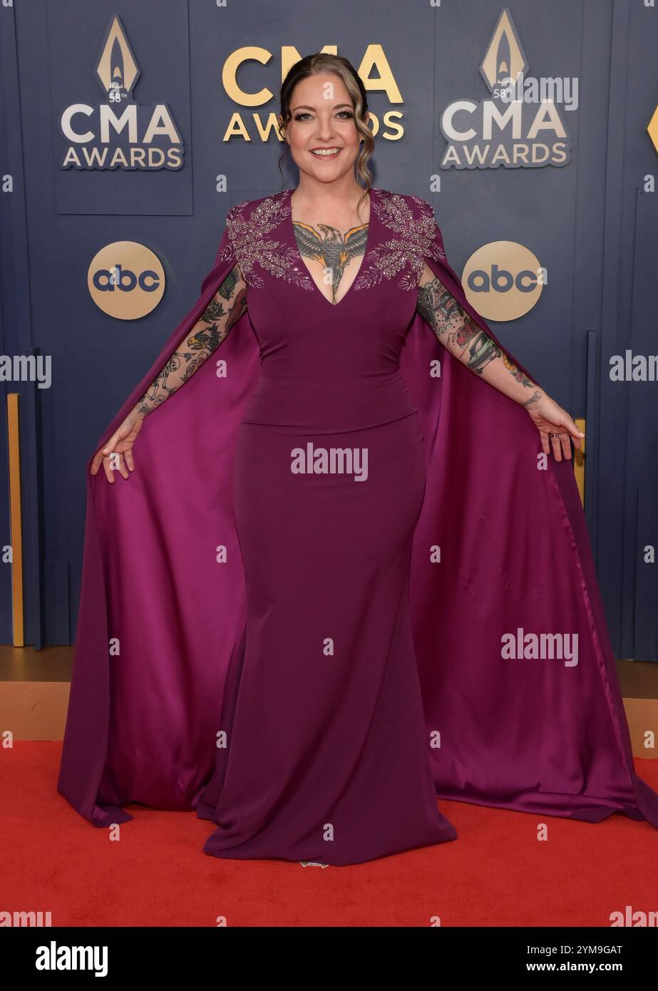 Nashville, Stati Uniti. 20 novembre 2024. Ashley McBryde arriva al 58° Annual Country Music Association Awards tenutosi alla Bridgestone Arena il 20 novembre 2024 a Nashville, Tennessee. © OConnor-Arroyo/AFF-USA.com crediti: AFF/Alamy Live News Foto Stock