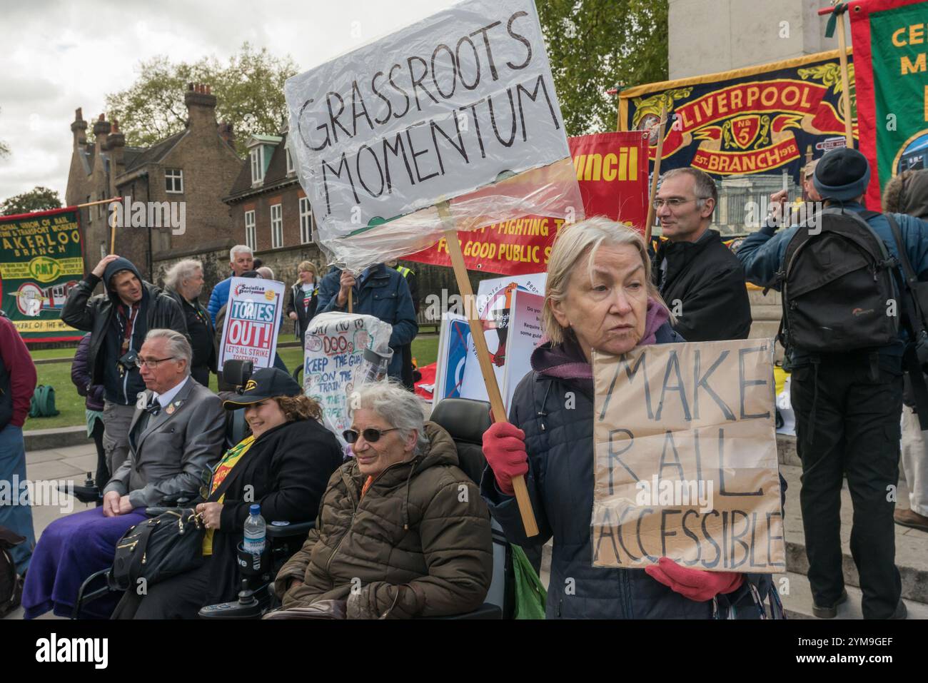 Londra, Regno Unito. 26 aprile 2017. I sostenitori in sedie a rotelle alla protesta nazionale RMT fuori dal Parlamento per celebrare un anno dall'inizio della loro disputa con la Southern Rail sull'introduzione del funzionamento solo dei conducenti. La protesta è stata sostenuta dagli utenti disabili del DPAC che vedono la presenza di guardie a capo delle porte come essenziale per la sicurezza dei passeggeri disabili. La sicurezza dei passeggeri è chiaramente a rischio nei lunghi treni a 8, 10 o 12 carrozze su molte rotte meridionali, a meno che un membro del personale non si trovi effettivamente sulla piattaforma per sorvegliare i passeggeri che scendono e salgono a bordo dei treni. A. Foto Stock