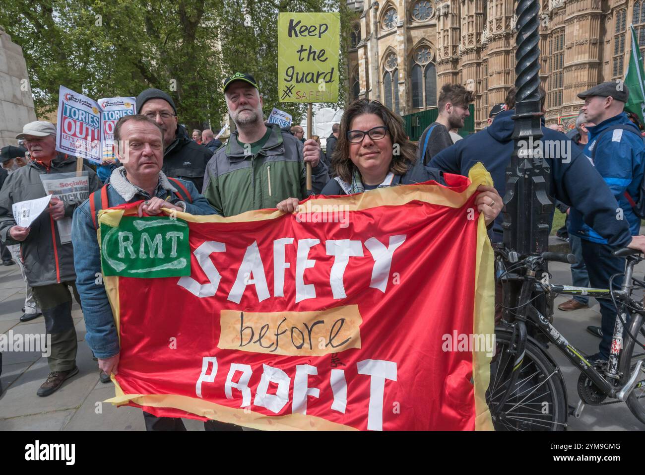 Londra, Regno Unito. 26 aprile 2017. Uno striscione con il messaggio "sicurezza prima del profitto" alla protesta nazionale RMT fuori dal Parlamento per celebrare un anno dall'inizio della loro controversia con la Southern Rail sull'introduzione del funzionamento del solo conducente. La protesta è stata sostenuta dagli utenti disabili del DPAC che vedono la presenza di guardie a capo delle porte come essenziale per la sicurezza dei passeggeri disabili. La sicurezza dei passeggeri è chiaramente a rischio nei lunghi treni a 8, 10 o 12 carrozze su molte rotte meridionali, a meno che un membro del personale non si trovi effettivamente sulla piattaforma per sorvegliare l'atterraggio dei passeggeri Foto Stock