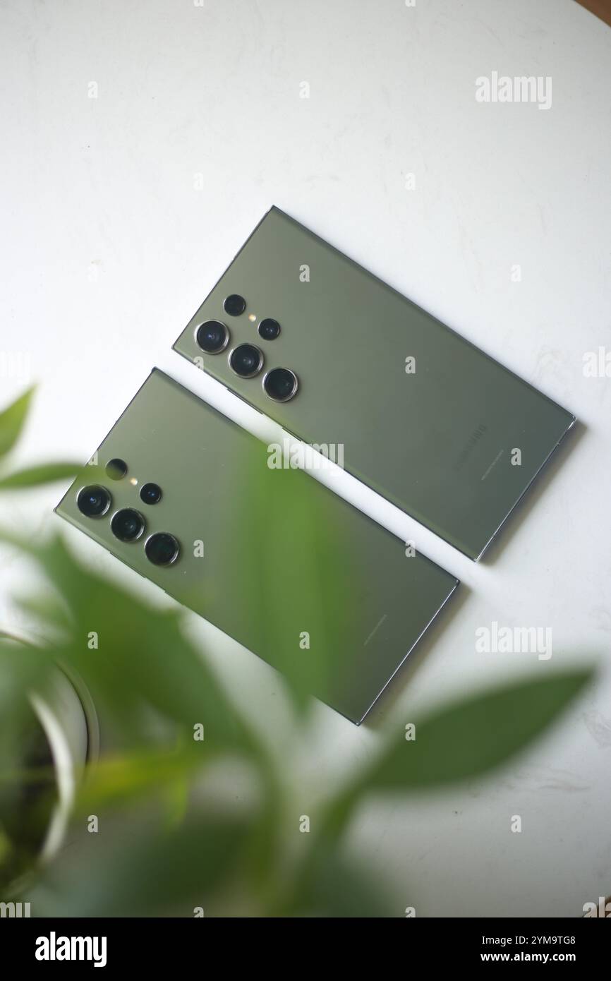 Un paio di smartphone samsung Galaxy S23 ultra Foto Stock