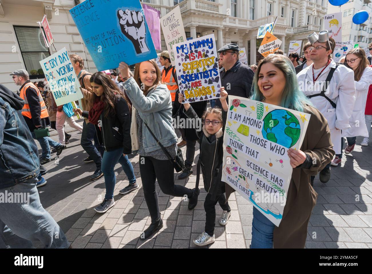 Londra, Regno Unito. 22 aprile 2017. Migliaia di scienziati e sostenitori della scienza marciano attraverso Londra per una manifestazione al Parlamento per celebrare il ruolo vitale che la scienza svolge nella nostra vita e per chiedere la fine delle notizie false e della scienza falsa, come la negazione del clima da parte di politici come Trump, che si rivelerà disastrosa. Vogliono che il Regno Unito e gli altri governi basino le loro politiche su una ricerca comprovata piuttosto che su aneddoti e pregiudizi, e chiedono che la cooperazione internazionale nella scienza minacciata dalla Brexit e dall’isolazionismo in tutto il mondo sia protetta. Foto Stock