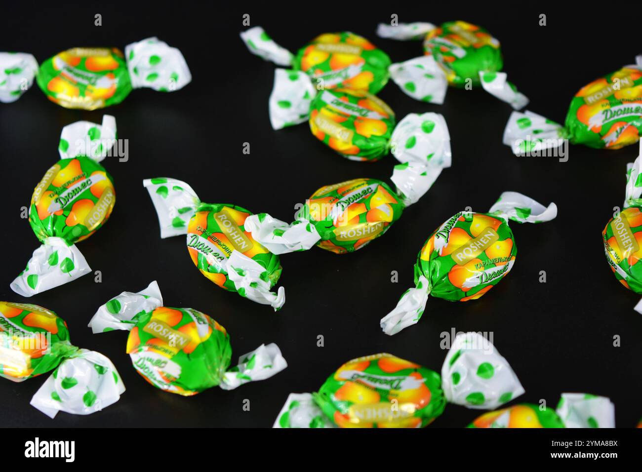 Cibo, prelibatezze, vacanze, feste. Deliziose caramelle di frutta a base di succo ed estratto di frutta confezionate in polietilene colorato e luminoso. Foto Stock
