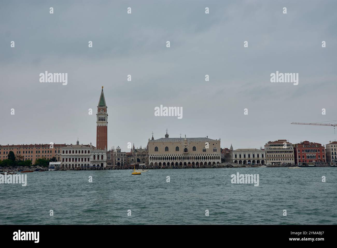 Venezia, Italia; 17 ottobre 2024: isola di San Giorgio maggiore a Venezia, con la sua iconica chiesa. La maestosa chiesa in stile rinascimentale Foto Stock
