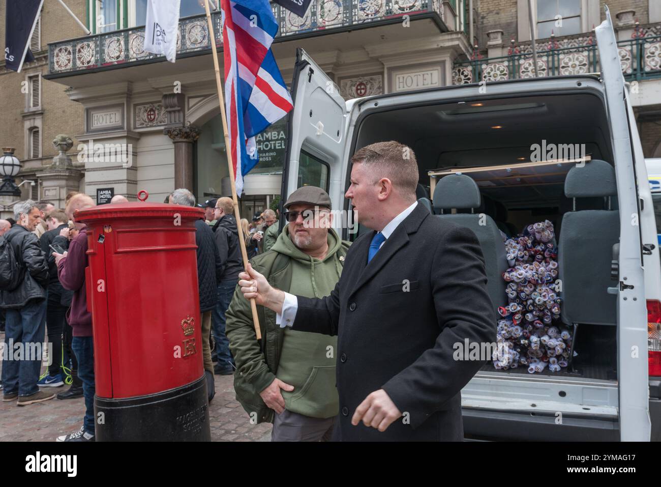 Londra, Regno Unito. 1 aprile 2017. Il primo leader britannico Paul Golding tira fuori una bandiera dell'Unione dalla grande pila di bandiere arrotolate in un furgone fuori dalla stazione di Charing Cross. Marce e manifestazioni da parte della Gran Bretagna First e dell'EDL (English Defence League) in reazione all'attacco terroristico di Londra sono state contrastate dalla rete Anti-fascista, dagli antifascisti di Londra e dall'Unite Against Fascism (UAF) che accusano il diritto estremista di usare l'attacco per alimentare la loro propaganda razzista anti-musulmana e anti-migrante. Foto Stock