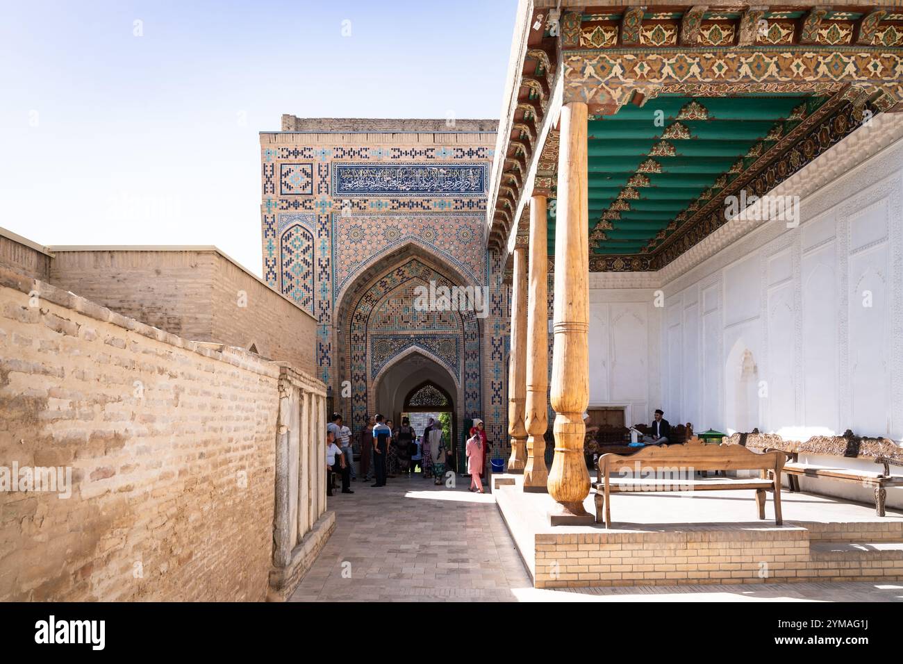 Samarcanda, Uzbekistan-13 agosto 2023: Le persone visitano la necropoli di Shakhi Zinda, un famoso complesso di mausolei a Samarcanda durante una giornata di sole Foto Stock