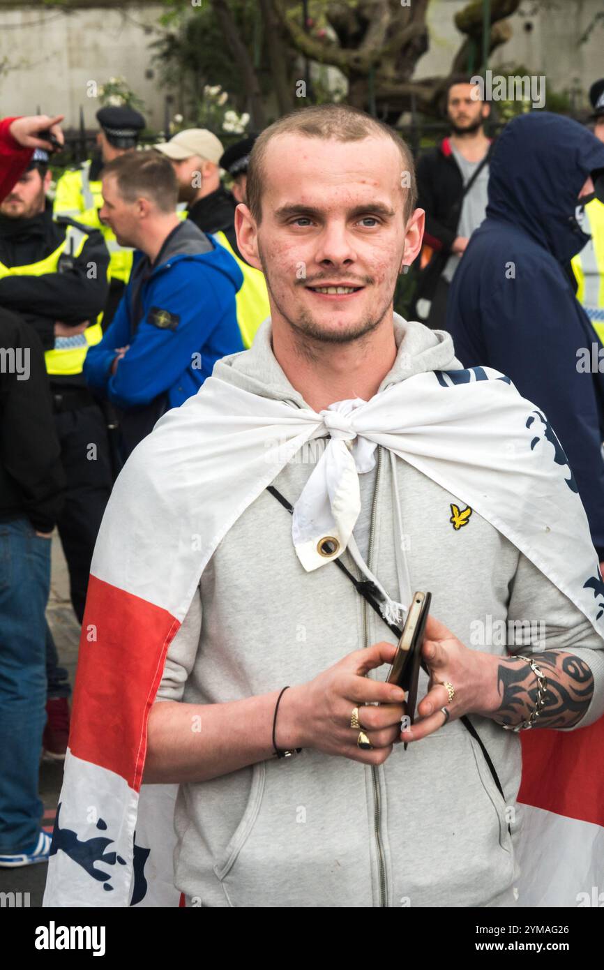 Londra, Regno Unito. 1 aprile 2017. Un raduno della EDL (English Defence League) sull'Embankment vicino a quello tenuto dalla Gran Bretagna in primo luogo sia marce che raduni in reazione all'attacco terroristico di Londra sono stati contrastati dalla rete Anti-fascista, gli antifascisti di Londra e Unite Against Fascism (UAF) che accusano il diritto estremista di usare l'attacco per alimentare la loro propaganda razzista anti-musulmana e anti-migrante. La polizia aveva emanato restrizioni sulle due marce, limitandole a percorsi definiti, e sull'UAF permettendo solo una protesta statica. Foto Stock