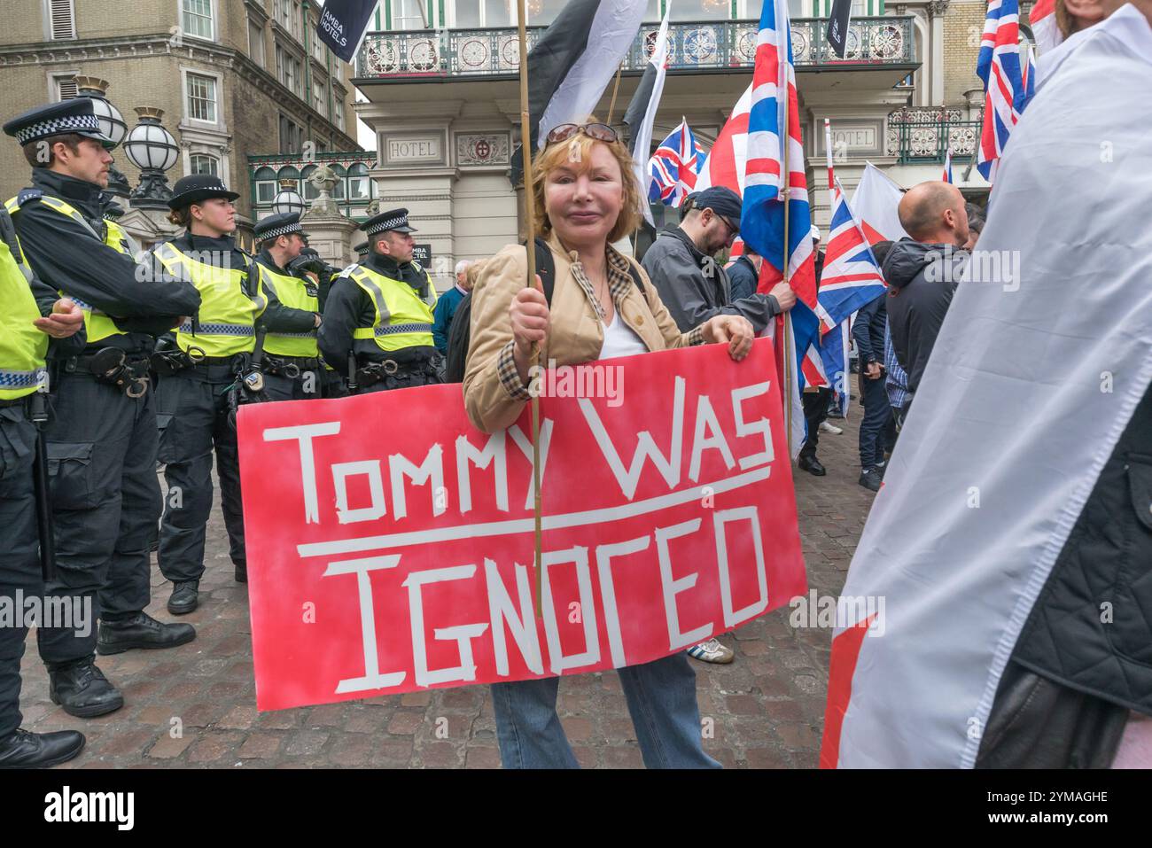 Londra, Regno Unito. 1 aprile 2017. Un primo sostenitore britannico tiene un poster "Tommy è stato ignorato" fuori dalla stazione di Charing Cross prima della breve marcia attraverso Londra per un raduno. Marce e manifestazioni da parte della Gran Bretagna First e dell'EDL (English Defence League) in reazione all'attacco terroristico di Londra sono state contrastate dalla rete Anti-fascista, dagli antifascisti di Londra e dall'Unite Against Fascism (UAF) che accusano il diritto estremista di usare l'attacco per alimentare la loro propaganda razzista anti-musulmana e anti-migrante. Foto Stock