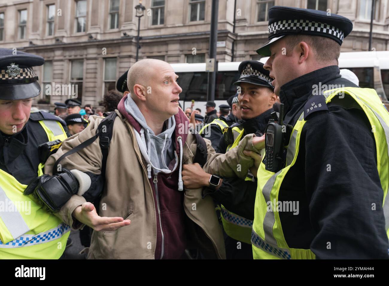 Londra, Regno Unito. 1 aprile 2017. Marce e manifestazioni da parte della Gran Bretagna First e dell'EDL (English Defence League) in reazione all'attacco terroristico di Londra sono state contrastate dalla rete Anti-fascista, dagli antifascisti di Londra e dall'Unite Against Fascism (UAF) che accusano il diritto estremista di usare l'attacco per alimentare la loro propaganda razzista anti-musulmana e anti-migrante. Ci furono scontri e arresti mentre la polizia attaccava gli antifascisti mentre si spostavano dal loro punto di incontro a Trafalgar Square all'area di protesta sull'Embankment. La polizia prende un antifascista e lo porta via. Foto Stock