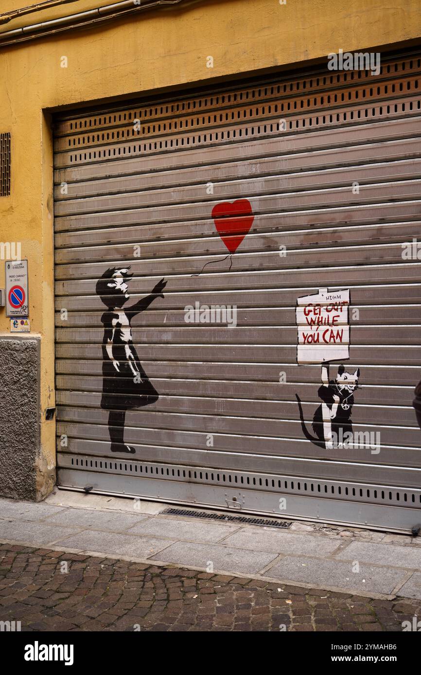 Bologna, Italia. 6 ottobre 2024 - Street art su una porta metallica del garage Foto Stock