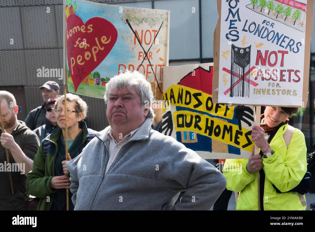 Londra, Regno Unito. 25 marzo 2017. Gli attivisti di Southwark ascoltano i discorsi alla manifestazione prima della marcia da Canada Water per protestare alla Thurlow Lodge Community Hall sulla Aylesbury Estate, invitando il Consiglio laburista di Southwark a salvare case e posti di lavoro nel quartiere. La marcia ha riunito inquilini e organizzazioni residenti, reti commerciali locali e altri contrari alla demolizione delle proprietà del consiglio di Southwark per la rigenerazione delle case di lusso, la vendita di terreni pubblici a imprenditori privati e associazioni abitative orientate al profitto e l'eliminazione delle piccole imprese attraverso politiche che dicono siano esclusivamente Foto Stock