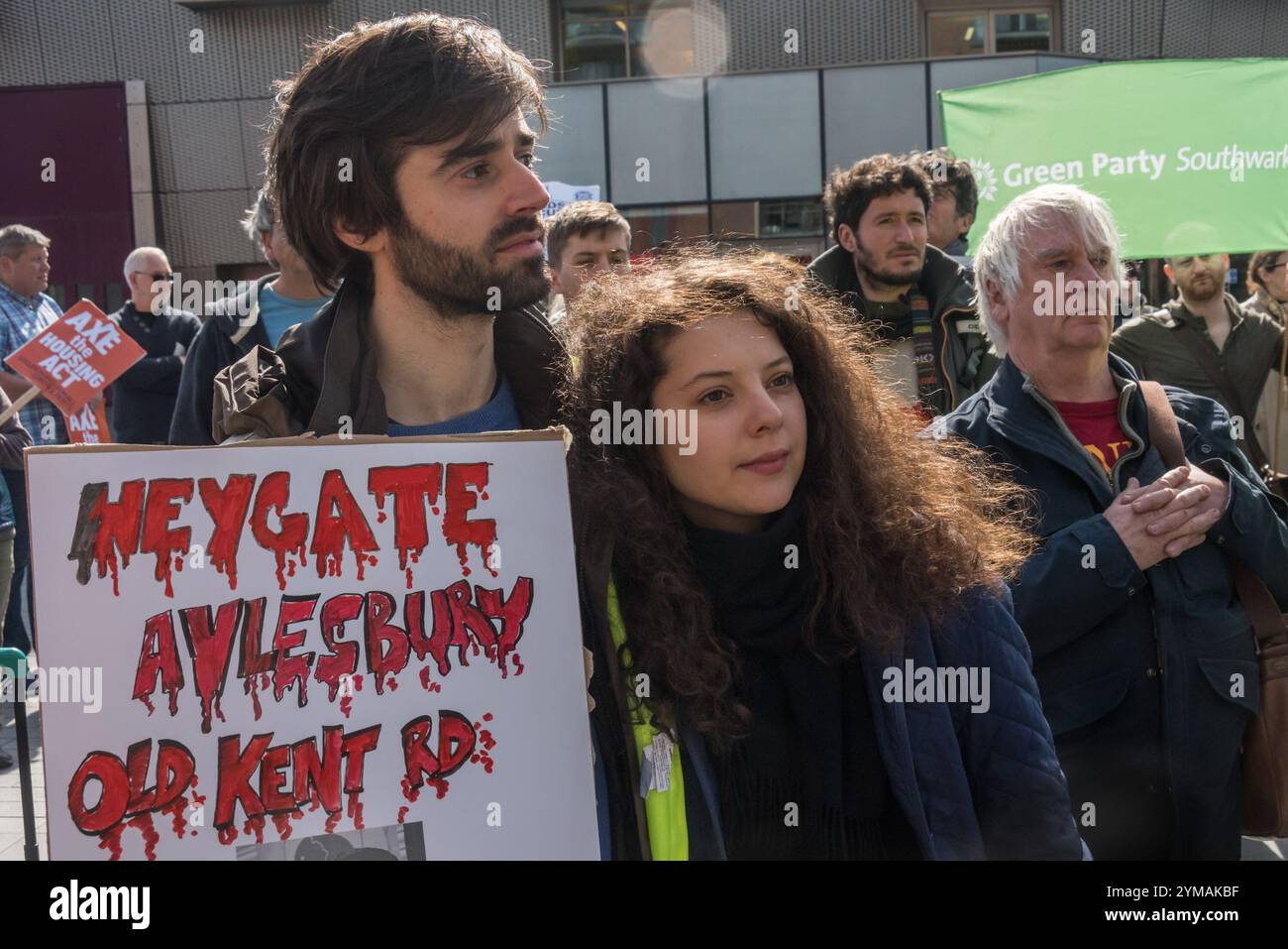 Londra, Regno Unito. 25 marzo 2017. Gli attivisti di Southwark ascoltano i discorsi alla manifestazione prima della marcia da Canada Water per protestare alla Thurlow Lodge Community Hall sulla Aylesbury Estate, invitando il Consiglio laburista di Southwark a salvare case e posti di lavoro nel quartiere. La marcia ha riunito inquilini e organizzazioni residenti, reti commerciali locali e altri contrari alla demolizione delle proprietà del consiglio di Southwark per la rigenerazione delle case di lusso, la vendita di terreni pubblici a imprenditori privati e associazioni abitative orientate al profitto e l'eliminazione delle piccole imprese attraverso politiche che dicono siano esclusivamente Foto Stock