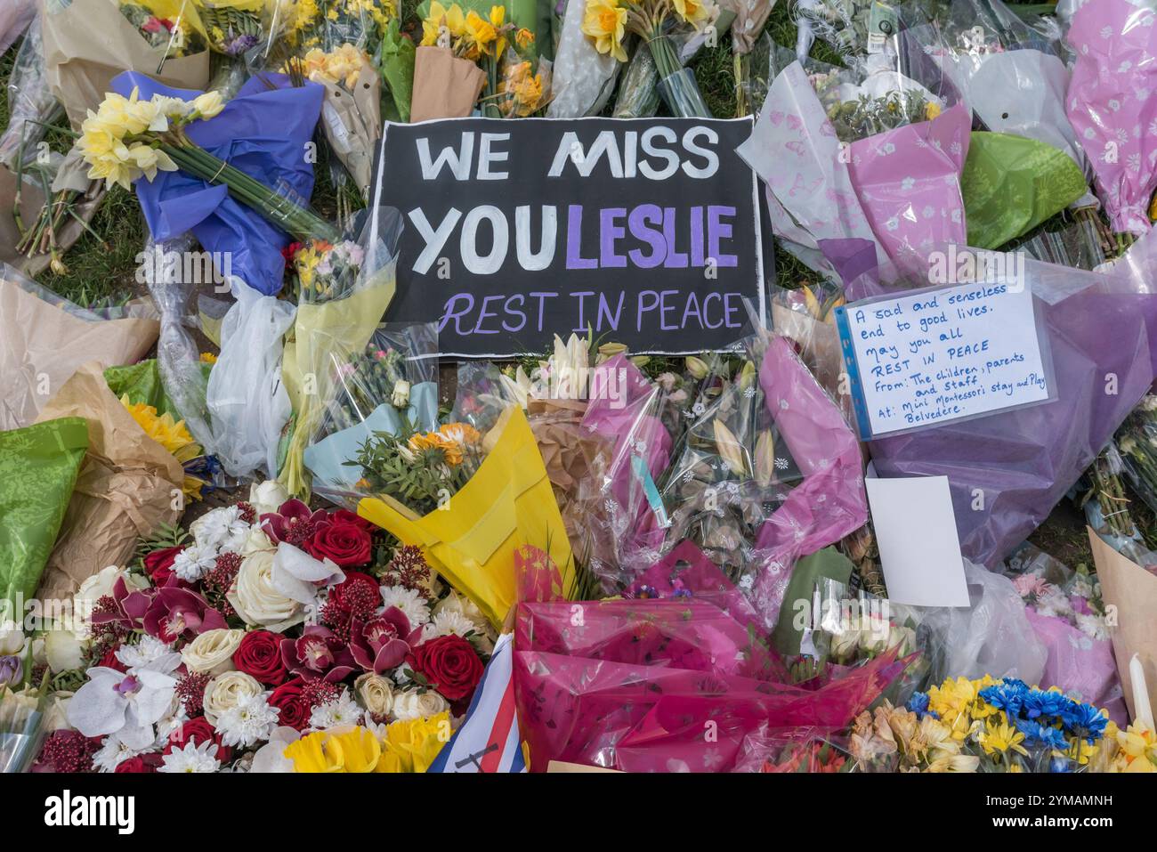 Aprile. Dieci giorni dopo l'attacco terroristico di Westminster, la gente si ferma ancora per guardare e fotografare i fiori della vittima. Un messaggio ricorda Leslie Rhodes, 75 anni, una lavavetri in pensione dal sud di Londra. Foto Stock