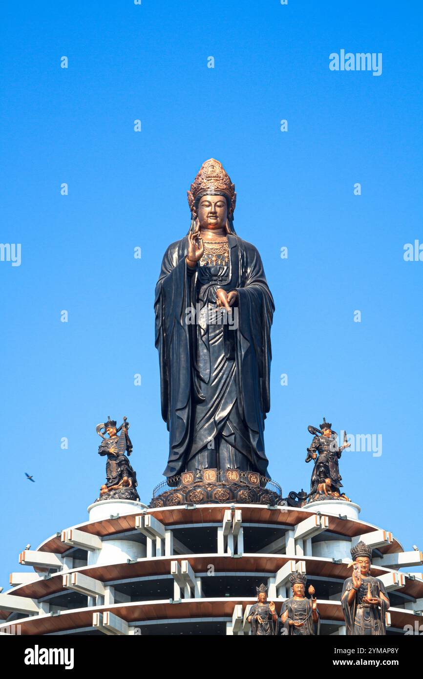 Statua di Bodhisattva - Statua di Buddha più alta su una montagna, la statua di Lady Buddha Tay Bo da Son sul monte Ba Den ha un'altezza totale di 72 metri. Foto Stock