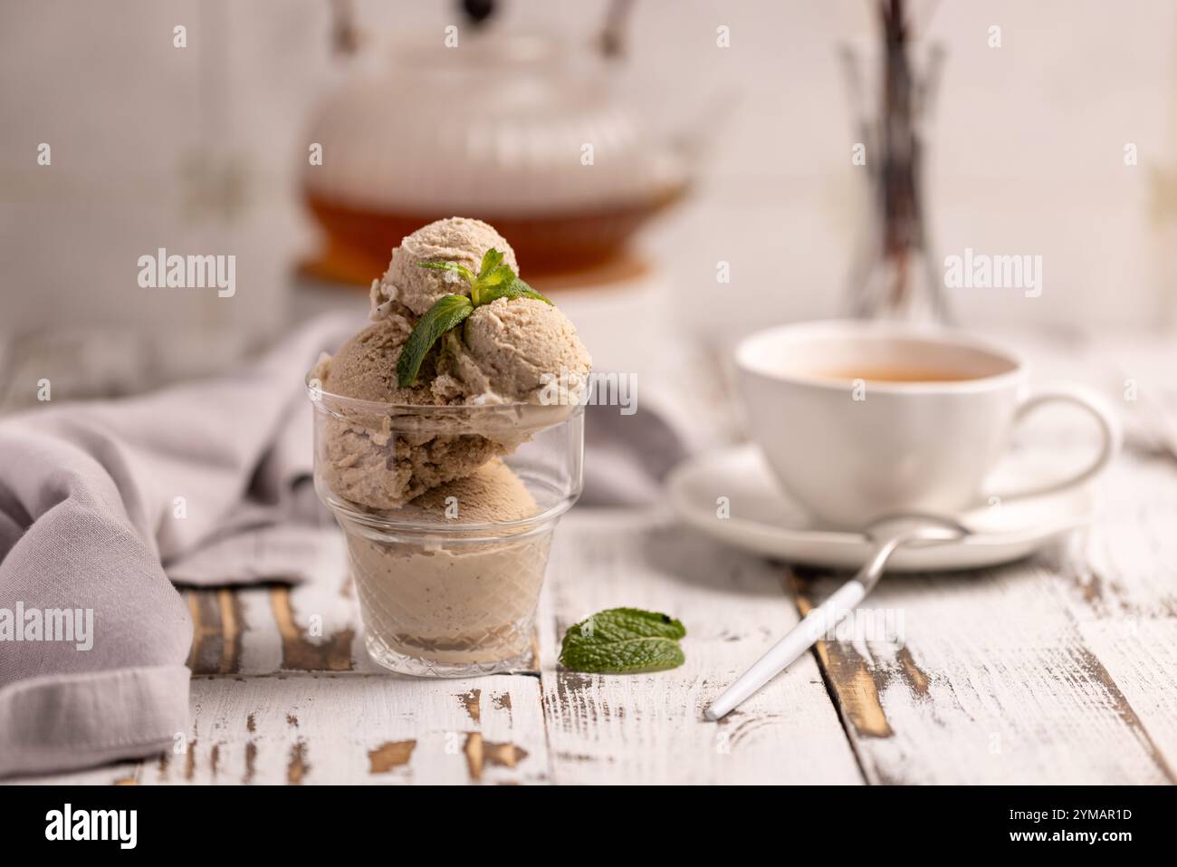 Gelato cremoso al caffè in una tazza di vetro su un tavolo di legno Foto Stock