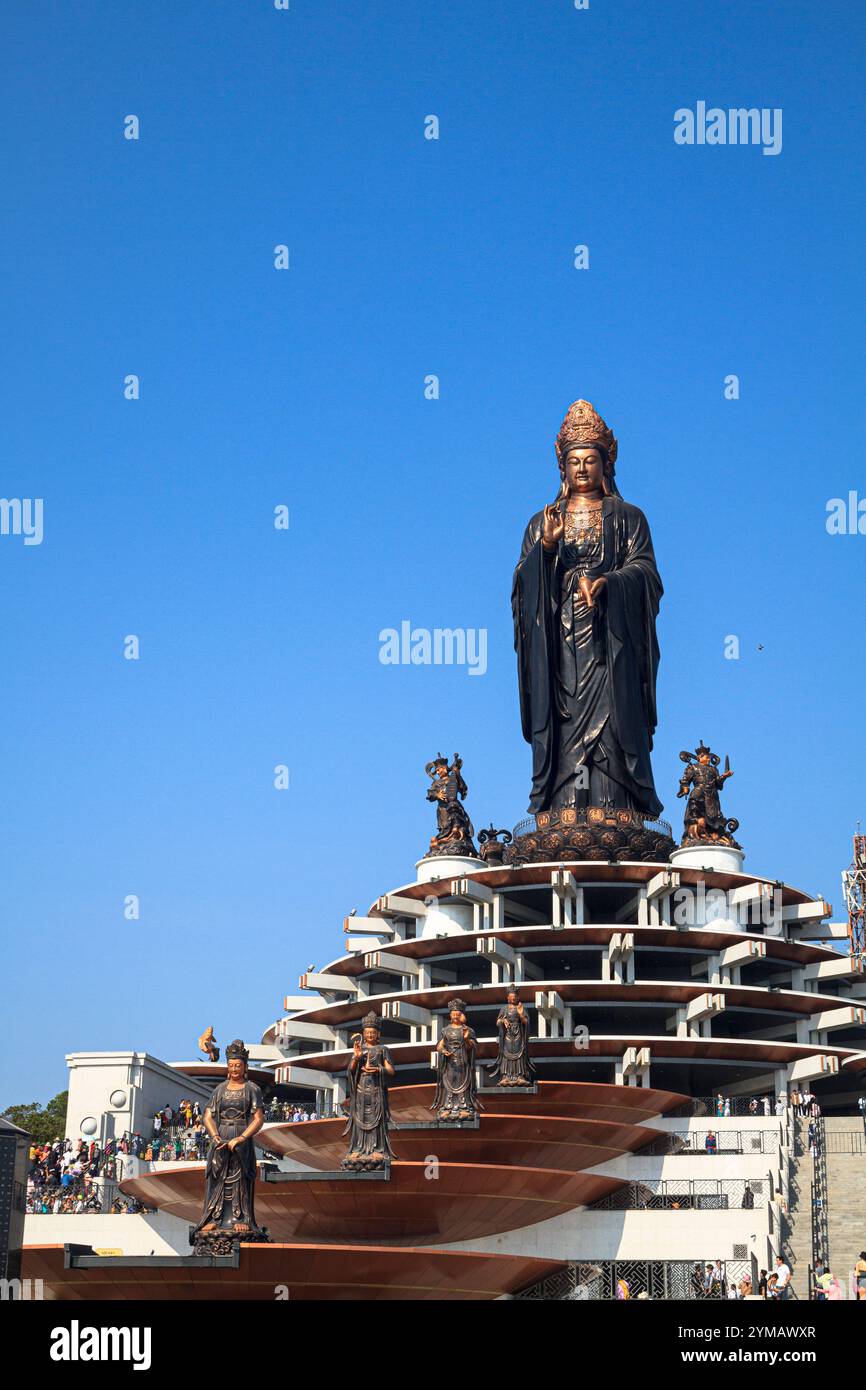 Statua di Bodhisattva - Statua di Buddha più alta su una montagna, la statua di Lady Buddha Tay Bo da Son sul monte Ba Den ha un'altezza totale di 72 metri. Foto Stock