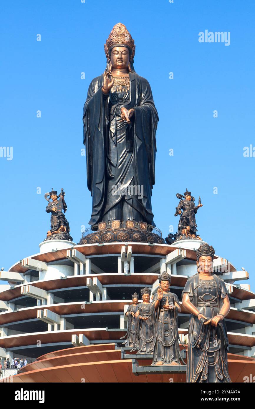 Statua di Bodhisattva - Statua di Buddha più alta su una montagna, la statua di Lady Buddha Tay Bo da Son sul monte Ba Den ha un'altezza totale di 72 metri. Foto Stock