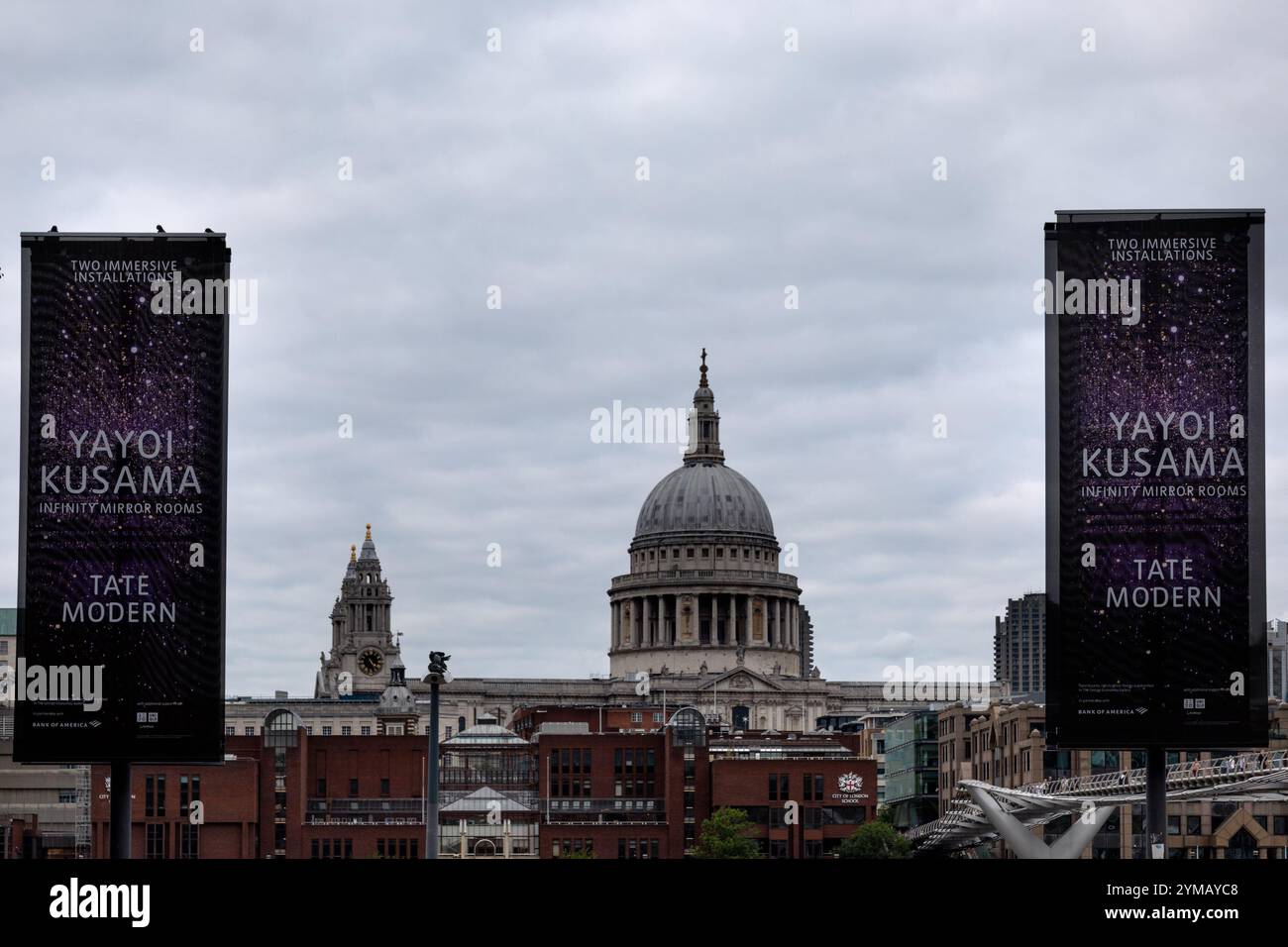 LONDRA, Regno Unito - 20 AGOSTO 2021: Banner pubblicitari per la mostra Yayoi Kusama alla Tate Modern con la Cattedrale di San Paolo sullo sfondo Foto Stock