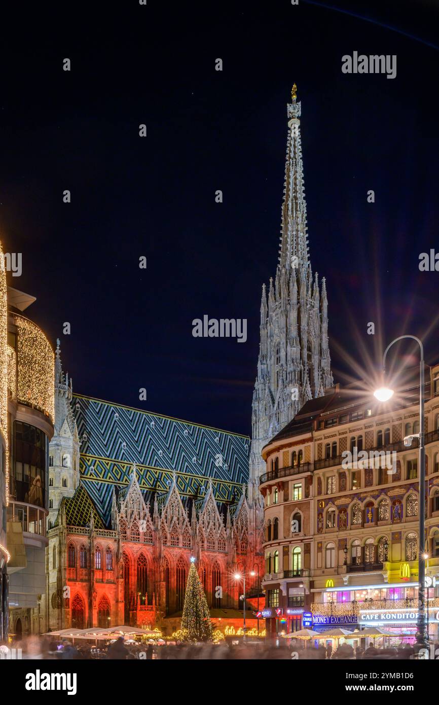 vienna, austria, 20 novembre 2024, illuminazione natalizia presso place stock im eisen platz con vista sulla st. cattedrale di stephens stephansdom *** wien, österreich, 20. Novembre 2024, weihnachtliche beleuchtung am stock im eisen platz mit blick auf den stephansdom Copyright: xx Foto Stock