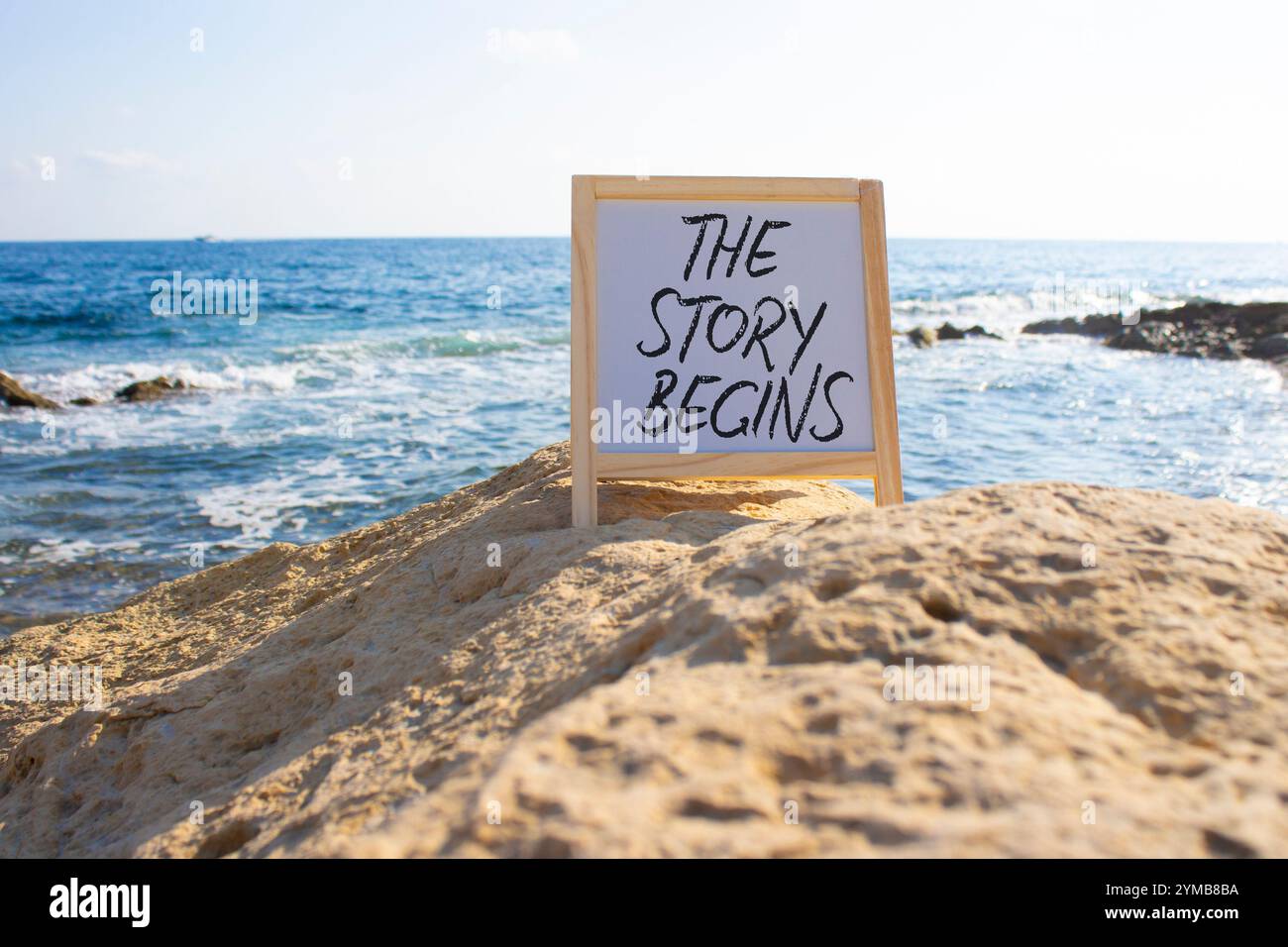 Il simbolo inizia la storia. Lavagna bianca con le parole la storia inizia. Bellissimo sfondo marino. Business and the Story inizia il concetto. Copia spazio. Foto Stock
