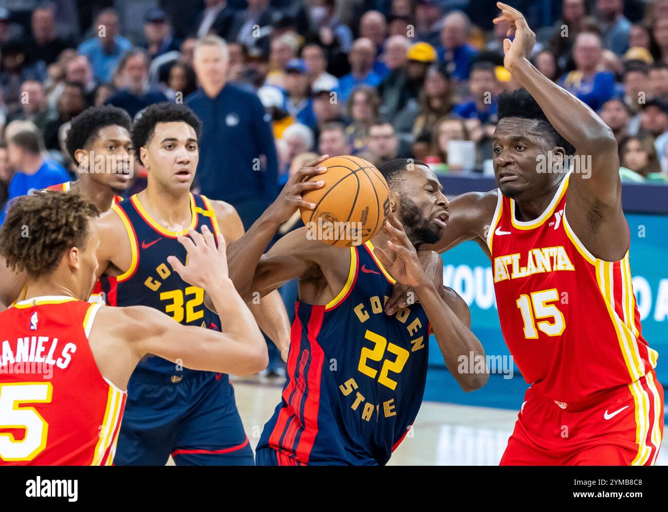 San Francisco, Stati Uniti. 20 novembre 2024. Andrew Wiggins (2nd R) dei Golden State Warriors gareggia durante il match di stagione regolare NBA 2024-2025 tra Golden State Warriors e Atlanta Hawks a San Francisco, negli Stati Uniti, il 20 novembre 2024. Crediti: Arthur Dong/Xinhua/Alamy Live News Foto Stock