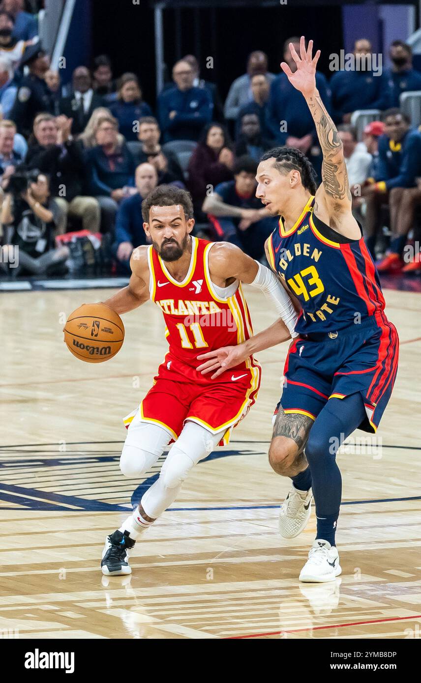 San Francisco, Stati Uniti. 20 novembre 2024. Trae Young (L) degli Atlanta Hawks dribbles durante il match di stagione regolare NBA 2024-2025 tra Golden State Warriors e Atlanta Hawks a San Francisco, negli Stati Uniti, il 20 novembre 2024. Crediti: Arthur Dong/Xinhua/Alamy Live News Foto Stock