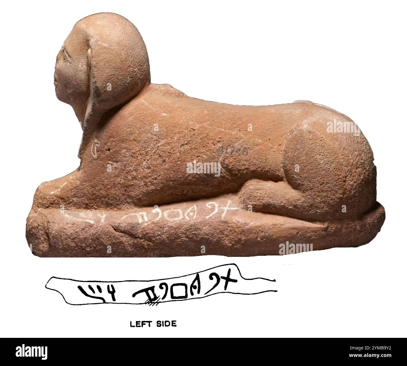 7458. Piccola sfinge di arenaria trovata a Sarabit El-Khadim, Sinai, Egitto, recante iscrizioni protosinaitiche datate intorno al 1800 a.C., tra i primi Foto Stock