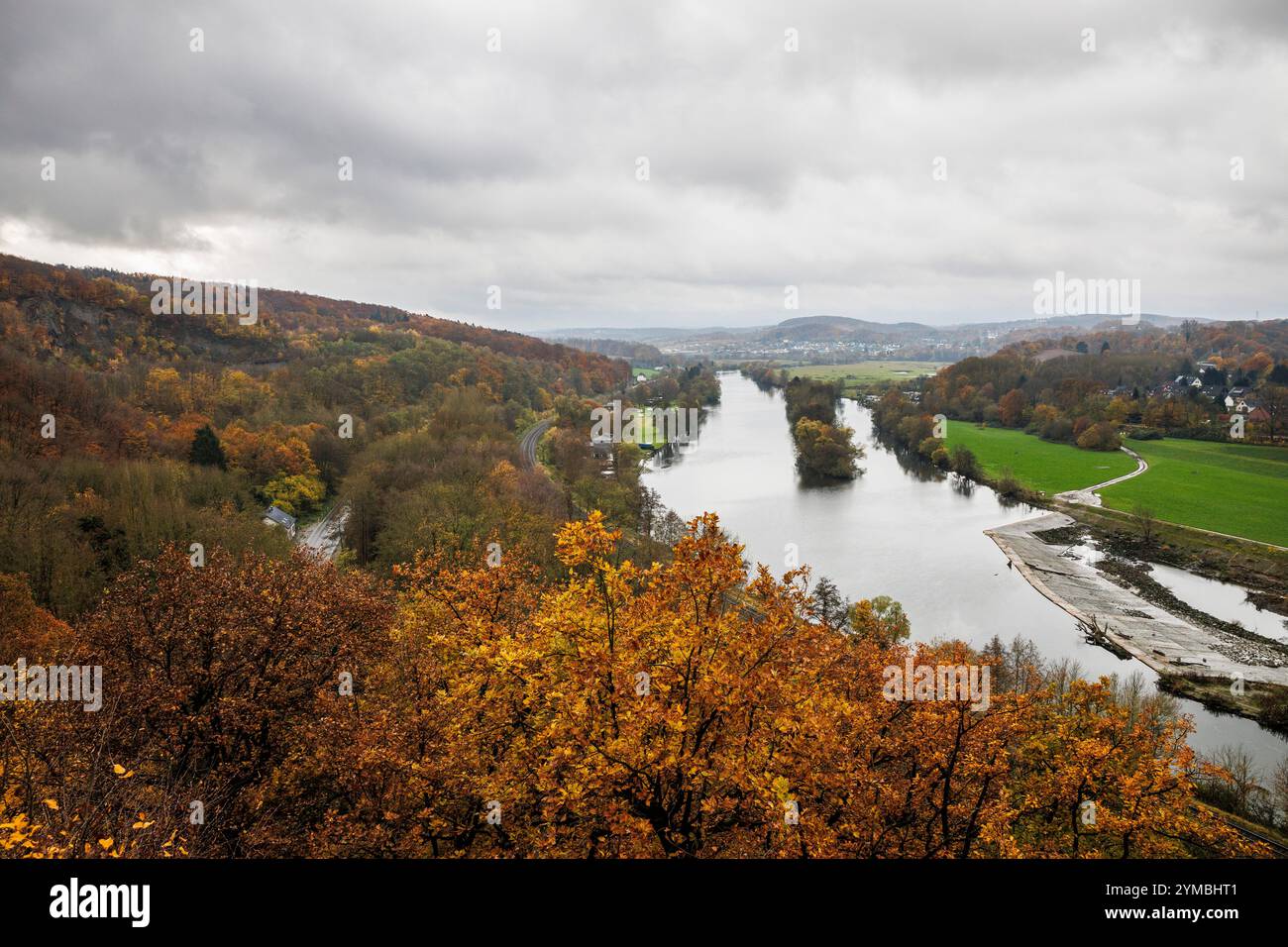 Vista dal monumento di Berger sulla collina di Hohenstein a Witten sul fiume Ruhr, area della Ruhr, Germania, Blick vom Bergerdenkmal auf dem Hohenstein bei Foto Stock