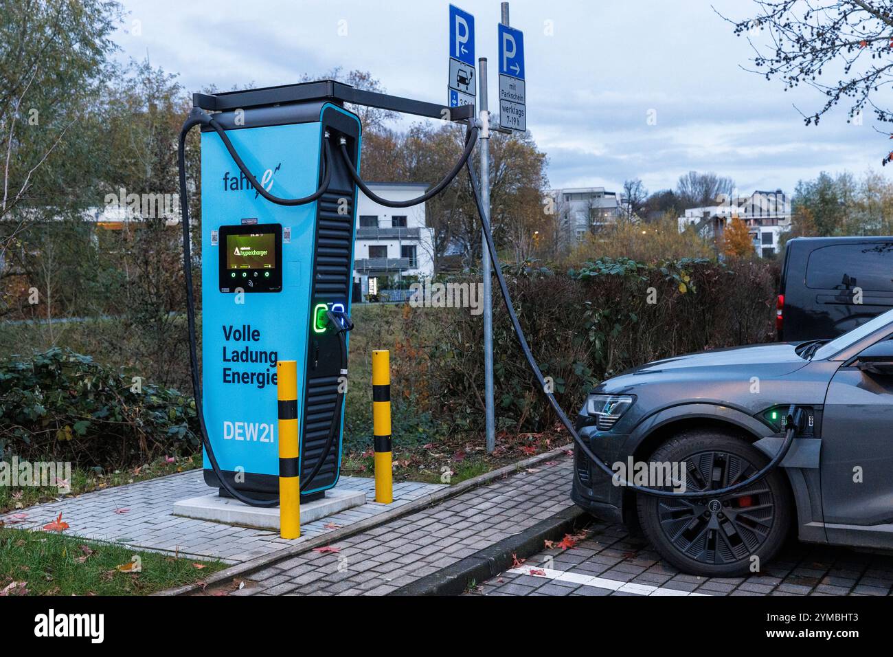 Alpitronic Hypercharger, stazione di ricarica rapida per veicoli elettrici vicino al lago Phoenix nel quartiere Hoerde di Dortmund, Renania settentrionale-Vestfalia, Ger Foto Stock