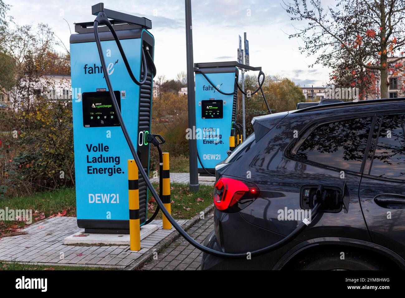 Alpitronic Hypercharger, stazione di ricarica rapida per veicoli elettrici vicino al lago Phoenix nel quartiere Hoerde di Dortmund, Renania settentrionale-Vestfalia, Ger Foto Stock