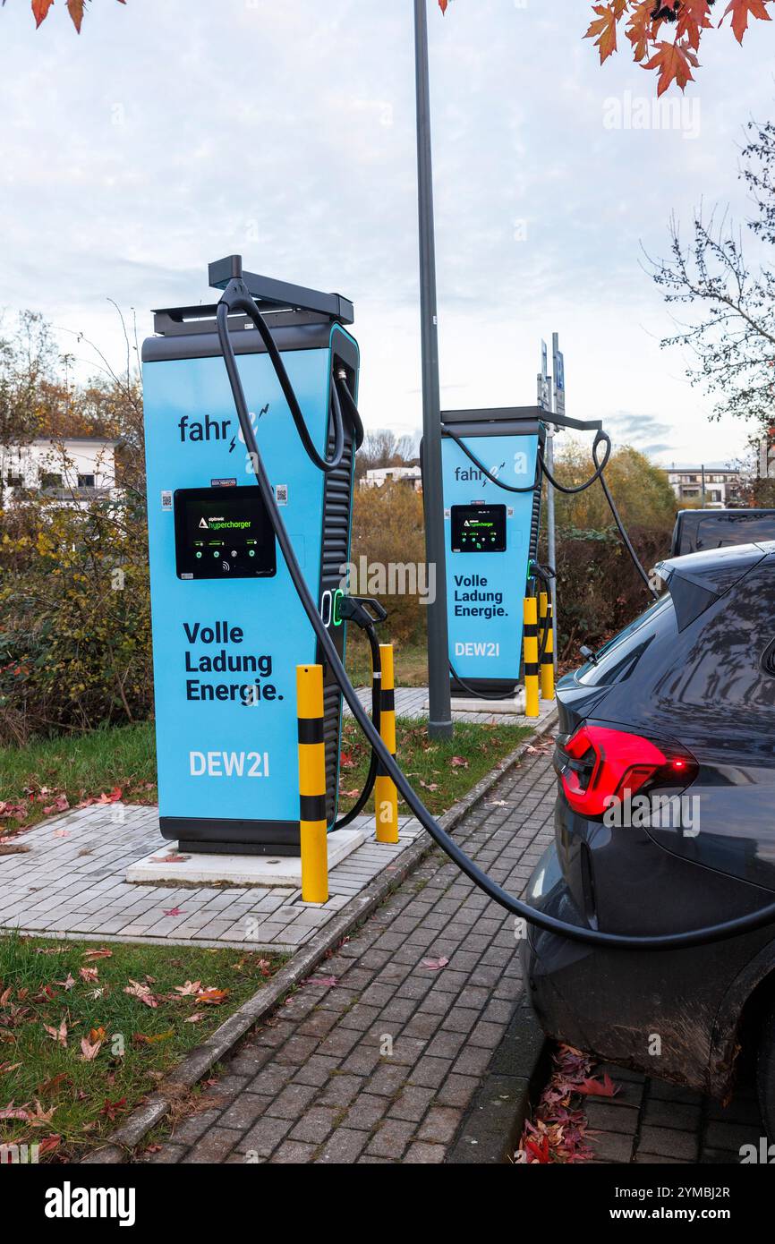 Alpitronic Hypercharger, stazione di ricarica rapida per veicoli elettrici vicino al lago Phoenix nel quartiere Hoerde di Dortmund, Renania settentrionale-Vestfalia, Ger Foto Stock