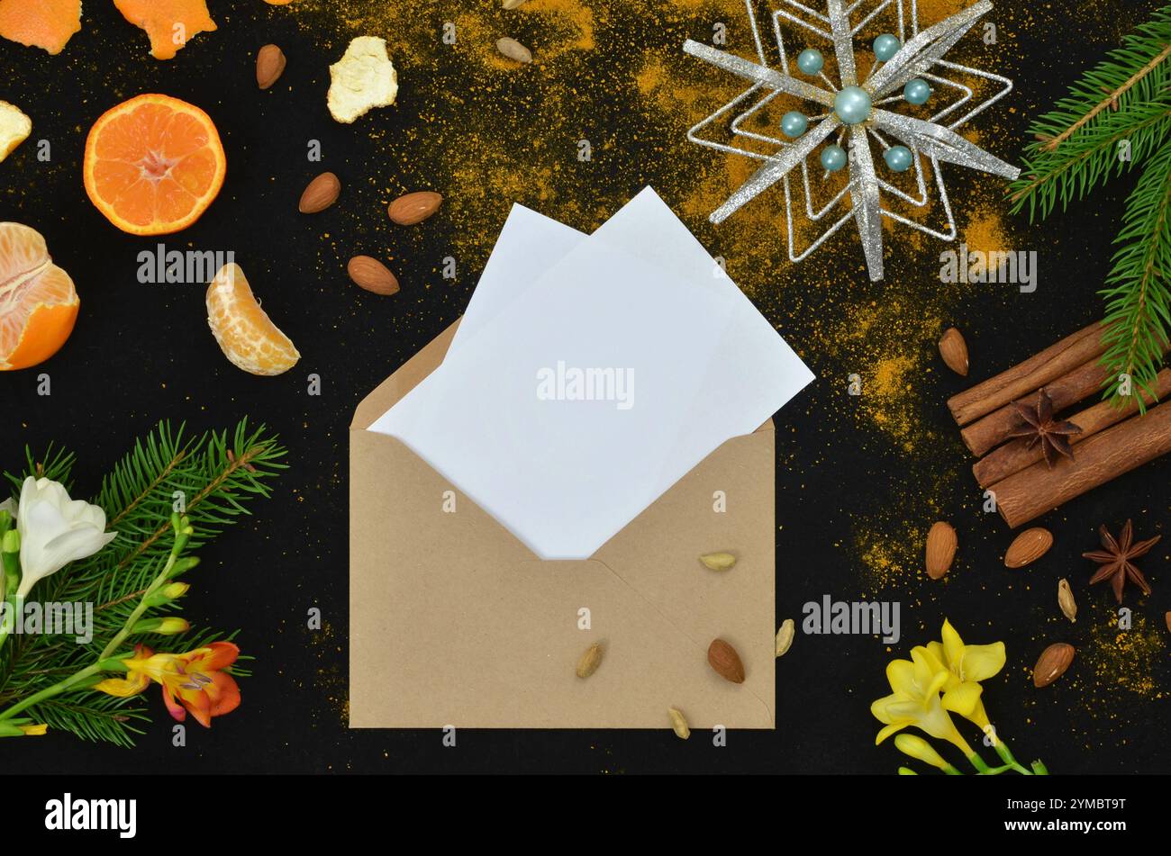 Cartolina e busta vuote - lettera di Natale da riempire con contenuti, decorazioni gustose su sfondo nero, vista dall'alto. Foto Stock