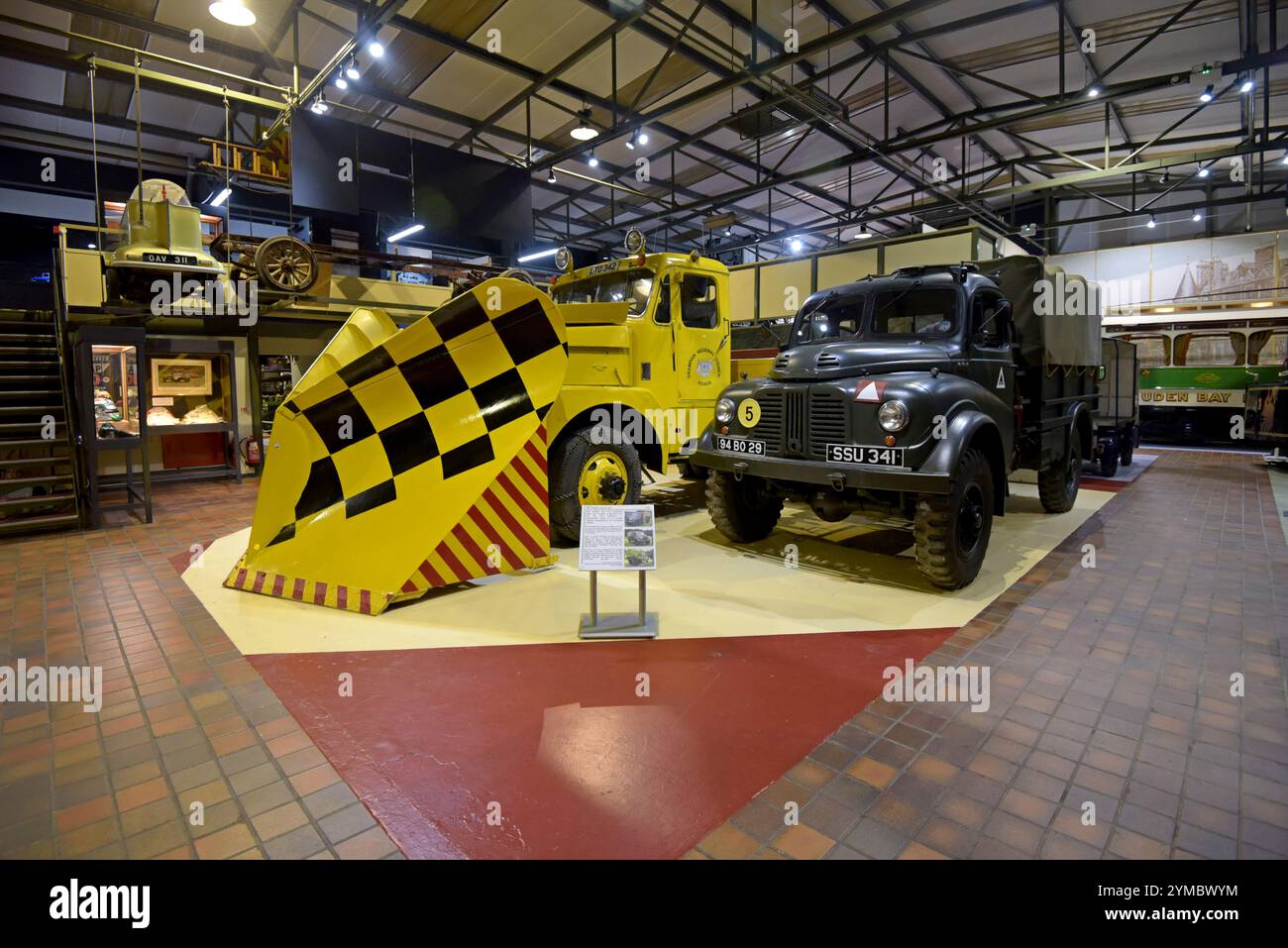 Mack snowplow e Austin K9 in mostra al Grampian Transport Museum, Alford, Scozia, giugno 2024 Foto Stock